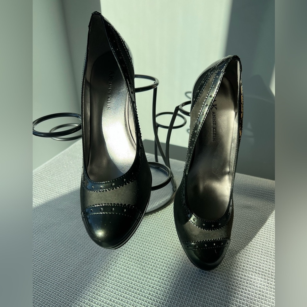 Anne Klein Heels size 7M gray/navy blue